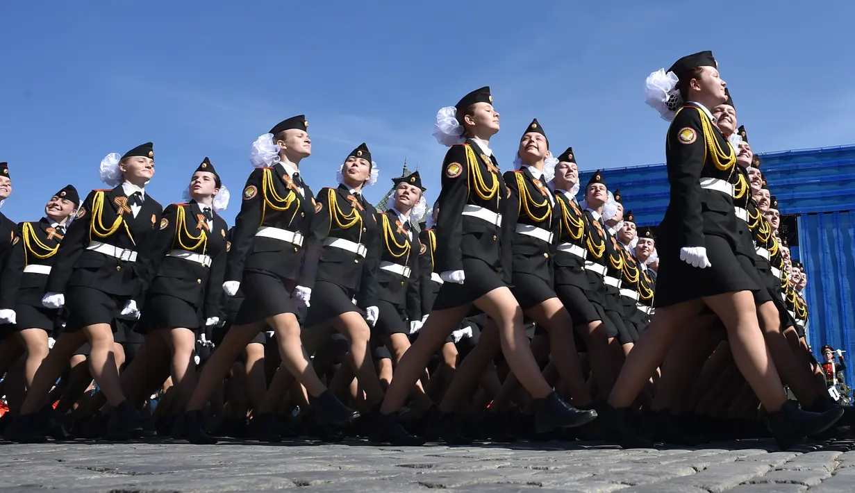 Tentara wanita Rusia saat latihan parade militer di Lapangan Merah di Moskow pada 7 mei 2015. Di tengah kepungan pasukan negara Pakta Pertahanan Atlantik Utara (NATO) di wilayah perbatasan tidak membuat Rusia gentar. (AFP Photo / Kirill Kudryavtsev)