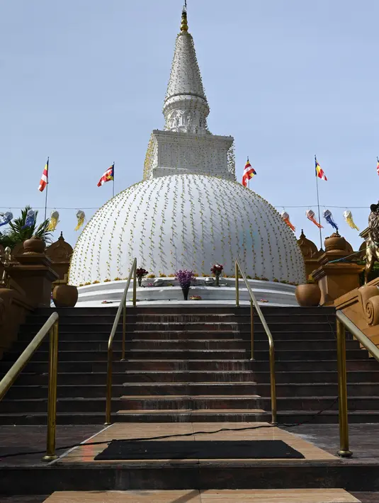 Pemandangan kuil Buddha Mahamevna yang sepi selama hari Waisak di bawah penerapan jam malam di Kaduwela, dekat ibu kota Sri Lanka, Kamis (7/5/2020). Kuil-kuil Buddha biasanya dipenuhi umat pada hari Waisak yang menandai kelahiran, pencerahan, dan wafatnya Sang Buddha. (Ishara S. KODIKARA/AFP)