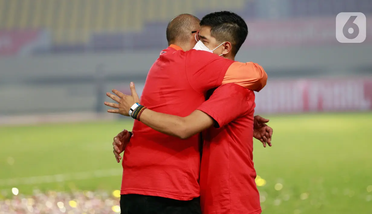 Pelatih Persija Jakarta, Sudirman (kiri), memeluk Bambang Pamungkas usai menjuarai Piala Menpora 2021 di Stadion Manahan, Solo, Minggu (25/4/2021). (Bola.com/M Iqbal Ichsan)