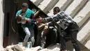 Relawan berusaha menolong bayi  akibat bangunan runtuh setelah serangan udara di kota Suriah bagian utara, Aleppo, Kamis (28/4). Meskipun PBB menetapkan gencatan senjata Februari lalu, jumlah korban tewas terus bertambah. (AFP PHOTO / Ameer ALHALBI)