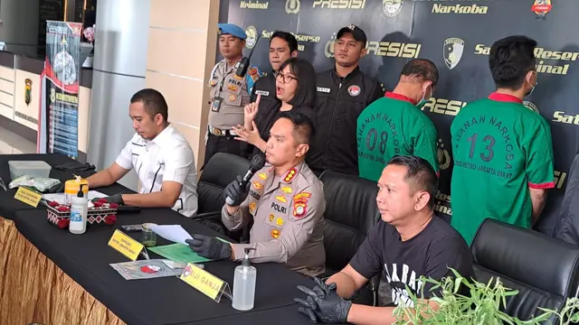 Pesulap Oge Setiawan alias Oge Arthemus (44) ditetapkan menjadi tersangka atas kasus narkoba. Kapolres Metro Jakarta Barat Kombes Syahduddi menjelaskan kasus yang menjerat Oge Arthemus kepada wartawan, Selasa (29/8/2023). (Merdeka.com/Rahmat Baihaqi)
