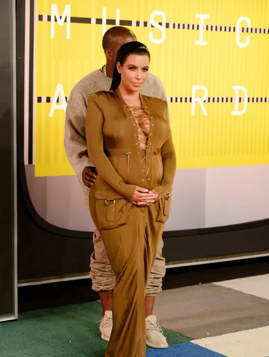 Kanye dikabarkan sangat takut kehilangan Kim Kardashian. Ia tak ingin ditinggal dan terus berusaha menjadi seorang suami yang baik. (AFP/Bintang.com)