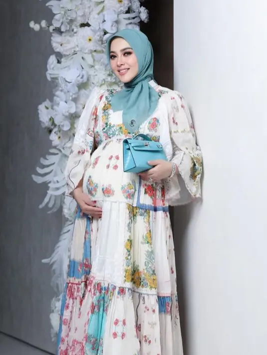 Syahrini tampil dengan dress ruffle putih motif bunga warna warni. Dress tersebut dari Zimmermann seharga Rp20 jutaan melansir @fashion_seleberiti. Dipadukan heels strap warna silver. [@princessyahrini]