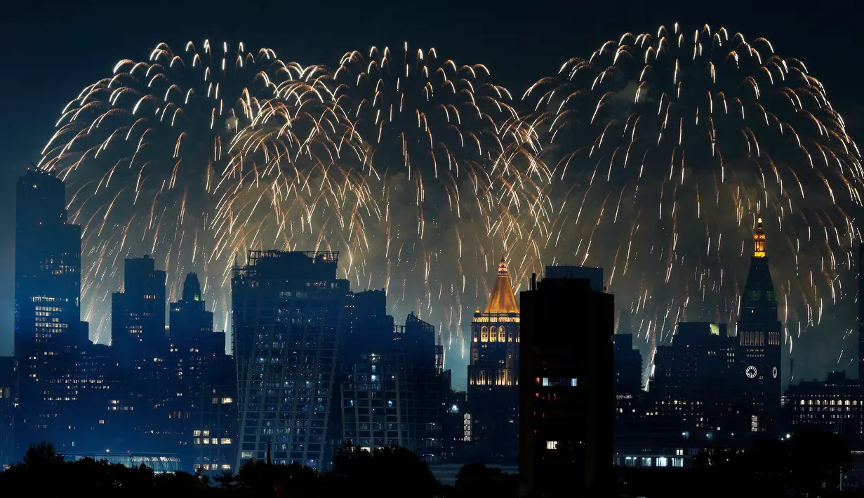 Kembang api meledak di atas cakrawala Midtown Manhattan saat pertunjukan kembang api pada perayaan Hari Kemerdekaan terlihat dari Jersey City, N.J., Amerika Serikat,  4 Juli 2022. (AP Photo/Charles Sykes)