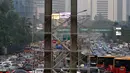 Kendaraan terjebak macet jelang jam berbuka puasa di Bundaran Hotel Indonesia, Jakarta, Senin (6/6). Menjelang waktu berbuka puasa hari pertama ini berbagai ruas jalan di Jakarta di penuhi kendaraan dan Kemacetan parah. (Liputan6.com/Johan Tallo)