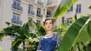 Penampilan Raline Shah berkebaya yang paling memikat adalah ketika ia menghadiri Cannes Film Festival beberapa waktu lalu. Kebaya biru panjang yang dramatis, dipadukan dengan kain batik sebagai rok. [Instagram/Raline Shah]
