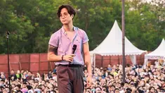 Gaya Dikta Yovie & Nuno saat berada di atas panggung pun terkesan santai namun memesona. Bahkan, ia juga sering mengenakan kemeja saat manggung. (Liputan6.com/IG/@dikta)