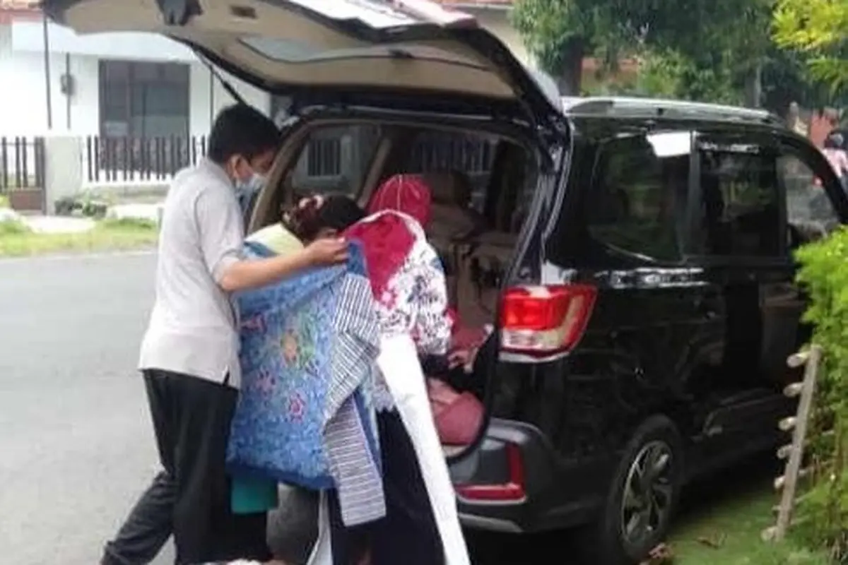 Proses persalinan di mobil milik driver GoCar di Banyuwangi. (Istimewa)