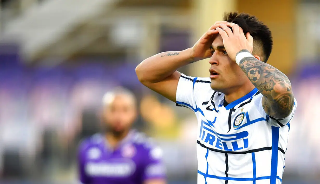 Striker Inter Milan, Lautaro Martinez, tampak kecewa usai mencetak gol ke gawang Fiorentina pada laga Coppa Italia di Stadion Artemio Franchi, Rabu (13/01/2021). Inter Milan menang dengan skor 2-1. (Jennifer Lorenzini/LaPresse via AP)