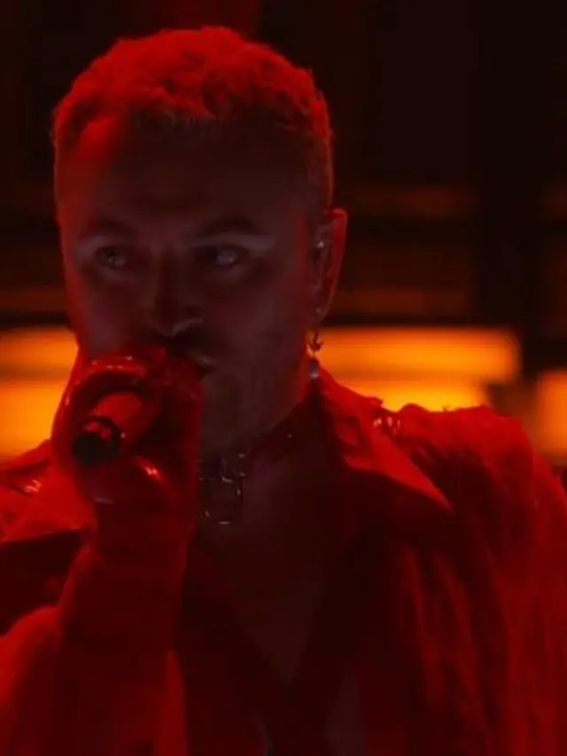 Gaya Nyentrik Serba Merah Sam Smith dan Pasukannya di Grammy Awards 2023, Tuai Kontroversi