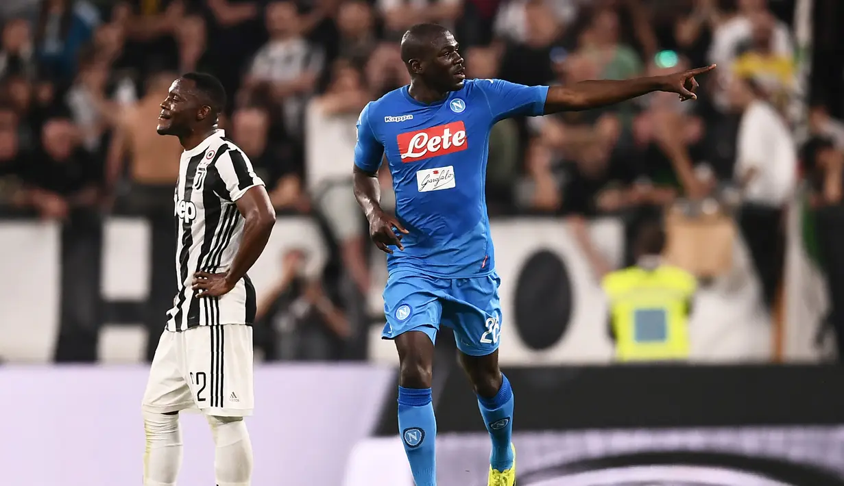 4. Kalidou Koulibaly - Pembelian Lindelof tak membuat pertahanan MU menjadi kokoh namun rapuh. Terlebih Eric Bailly yang tengah akrab dengan meja operasi. (AFP/Marco Bertorello)