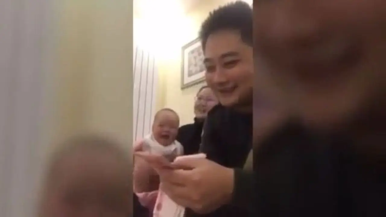 [Bintang] Video Lucu! Bayi Tertawa Cuma Gara-gara Ayahnya Hitung Uang