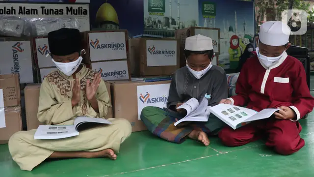 Peduli Pendidikan, Sekolah Alam Bantar Gebang Terima 500 Buku