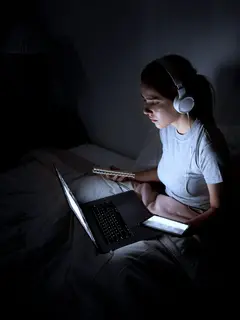 Cahaya biru pada gadget bisa menekan kemampuan tubuh untuk memproduksi melatonin sehingga menjadi sulit tidur. (Foto/dok: Freepik)