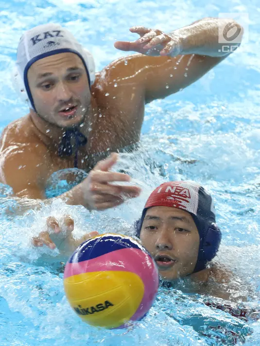 Pemain Polo Air Putra Indonesia, Beby Willy EP Tarigan (depan) menghindari kejaran pemain Kazakhstan pada perempat final Polo Air Putra Asian Games 2018 di Stadion Akuatik GBK Jakarta, Kamis (30/8). Indonesia kalah 20-4. (Liputan6.com/Helmi Fithriansyah)