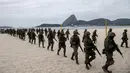 Pasukan marinir Brasil melakukan latihan pengamanan di Pantai Flamengo di dekat venue cabang layar Olimpiade Rio 2016, Rio de Janeiro, Brasil, (19/7/2016). (AFP/Christophe Simon)