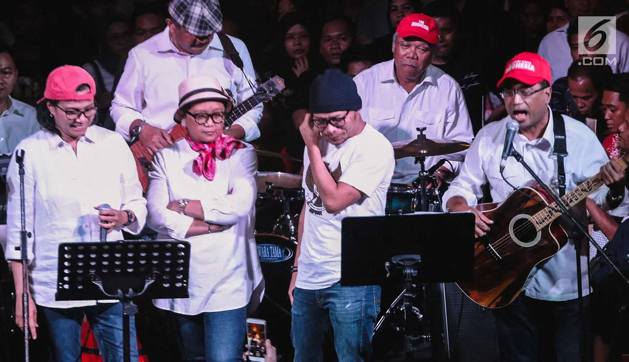 Para menteri yang tergabung dalam grup band Elek Yo Band tampil pada acara malam amal penggalangan dana untuk korban gempa Lombok di Jakarta, Kamis (9/8). Konser penggalangan dana juga dihibur sejumlah musisi dan artis. (Liputan6.com/Faizal Fanani)