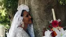 Aktivis lingkungan berpakaian pengantin memeluk dan mencium pohon di San Jacinto Amilpas, Oaxaca, Meksiko, Minggu (25/2). (AFP FOTO/PATRIKIA CASTELLANOS)