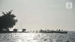 Wisatawan saat berkunjung ke Pulau Cipir, Kepulauan Seribu, Jakarta, Minggu (27/2/2022). Destinasi Kepulauan Seribu masih menjadi tujuan wisata favorit warga Ibu Kota dalam mengisi liburan. (merdeka.com/Iqbal S. Nugroho)