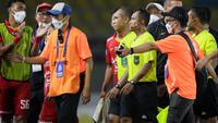 Wasit Oki Dwi Putra mendapatkan protes keras dari Persija Jakarta setelah menganulir gol Marko Simic ke gawang Arema FC dalam BRI Liga 1 di Stadion Manahan, Solo, Minggu (17/10/2021). (Bola.com/Bagaskara Lazuardi).