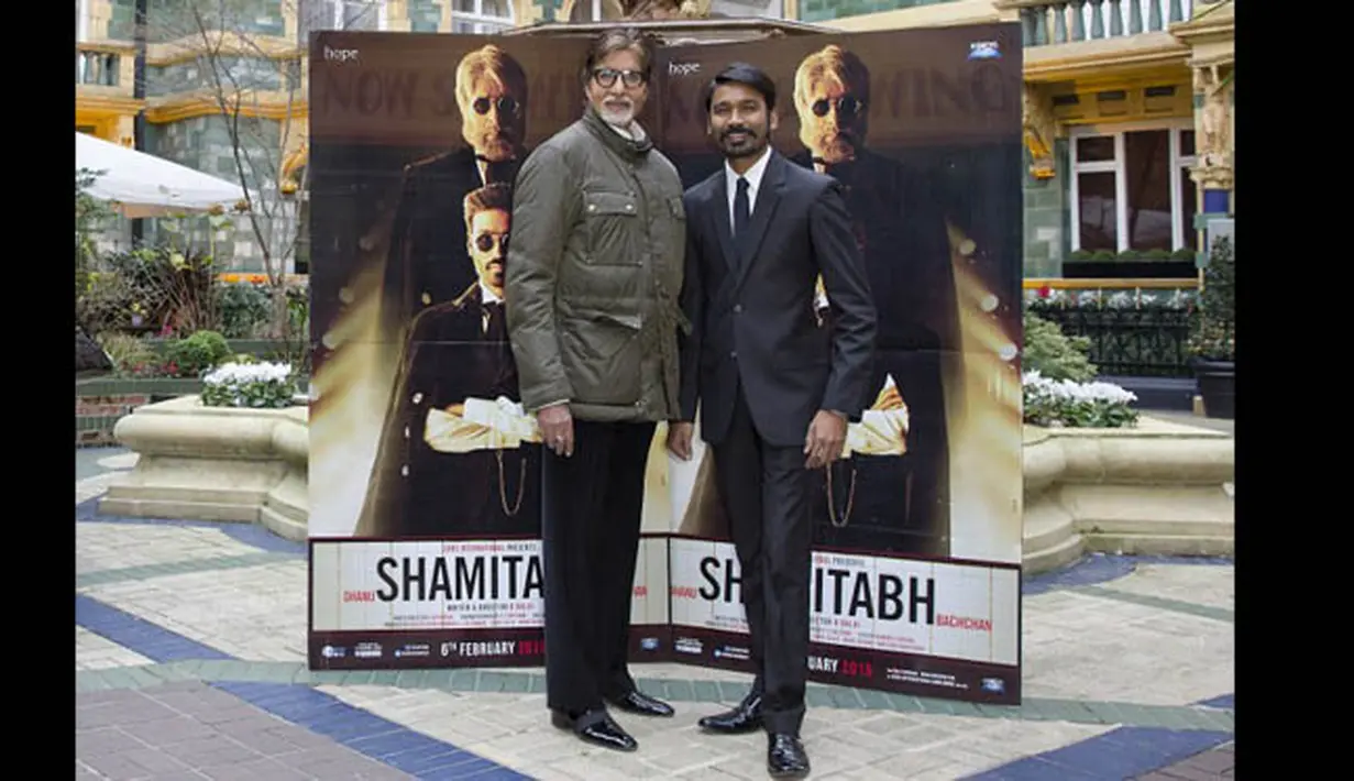 Aktor berkebangsaan India, Amitabh Bachchan dan Danush berpose saat acara promosi film terbarunya "Shamitabh" di London, Selasa (27/1/2015). (AFP PHOTO/Justin TALLIS)