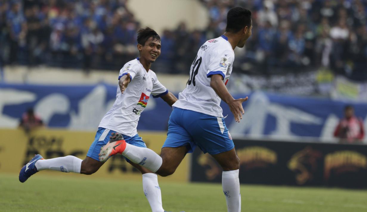 Pemain Arema Malang, Hendro Siswanto, merayakan gol Muhammad Rafli ke gawang Persib Bandung pada laga Piala Indonesia di Stadion Si Jalak Harupat, Bandung, Senin (18/2). Persib bermain imbang 1-1 melawan Arema. (Bola.com/Vitalis Yogi Trisna)