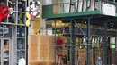 Pekerja memasang papan pelindung pada sebuah toko di Times Square di New York, Amerika Serikat,pada 1 November 2020. Langkah tersebut dilakukan saat para peretail berupaya melindungi properti dari penjarahan atau kerusuhan lainnya dalam beberapa hari mendatang. (Xinhua/Wang Ying)