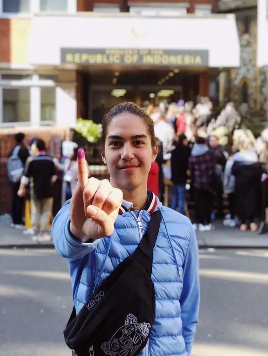 El Rumi juga ikut merayakan pesta demokrasi. Cowok kelahiran tahun 1999 ini, walaupun sedang berada di London, tetap berpartisipasi mengikuti pemilu 2019. Hal ini dibuktikannya dengan menunjukkan jari kelingking yang telah terkena tinta. (Instagram/@elelrumi)