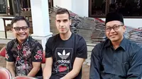 Ante Bakmaz (tengah), saat melayat ke rumah duka Wakil Walikota Kediri Hj. Lilik Muhibah. (Bola.com/Gatot Susetyo)