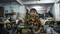Seorang anak bekerja di pabrik di Bangladesh dengan bayaran yang tidak manusiawi. Sumber Dailymail/Casillas