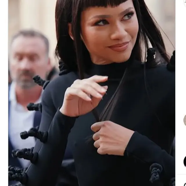 Zendaya Pamerkan Gaya Rambut Terbaru dan Gaun Serba Hitam di Paris Fashion Week 2024