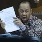 Terdakwa dugaan korupsi penerbitan SKL BLBI, Syafruddin Arsyad Temenggungmenunjukkan berkas pada sidang lanjutan di Pengadilan Tipikor, Jakarta, Senin (6/8). Sidang mendengar keterangan dua saksi ahli. (Liputan6.com/Helmi Fithriansyah)