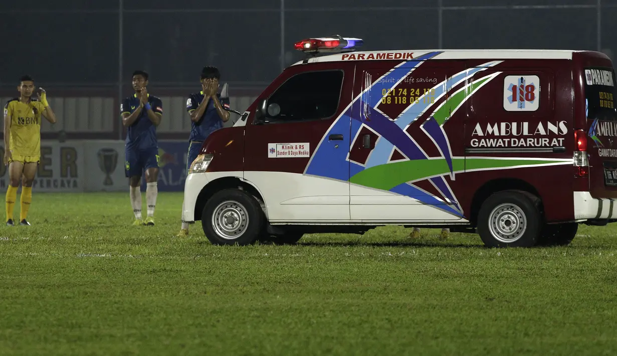 Ambulans membawa bek Bhayangkara FC, Jajang Mulyana, saat melawan PSIS Semarang pada laga Piala Indonesia di Stadion PTIK, Jakarta, Selasa (19/2). Akibat kejadian itu Jajang langsung dilarikan ke rumah sakit. (Bola.com/Yoppy Renato)