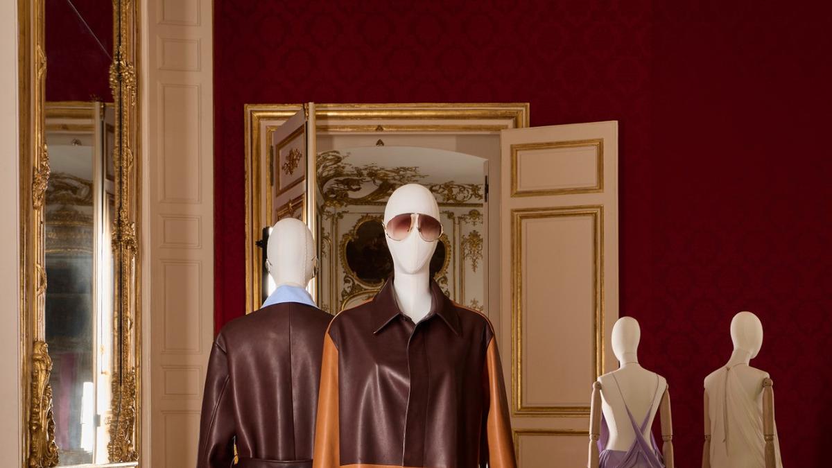 Lewatkan Runway di Paris Fashion Week, Loewe Tampilkan Koleksi F/W 2025 dengan Pameran Imersif di Hôtel de Maisons