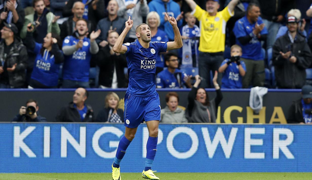Islam Slimani. Striker asal Aljazair ini didatangkan Leicester City pada awal musim 2016/2017 dari klub Liga Portugal, Sporting Lisbon dengnan nilai transfer 31 juta euro. Debutnya di Liga Inggris terjadi di pekan ke-5 saat The Foxes menjamu Burnley, 17 September 2016. Tampil penuh selama 90 menit, ia mampu mencetak 2 gol dalam laga yang dimenangi Leicester City 3-0. (AFP/Adrian Dennis)