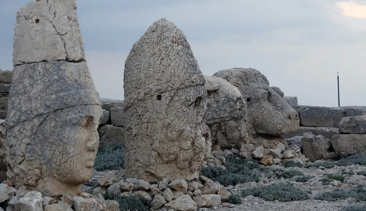 Foto pada 14 Juni 2020 ini menunjukkan patung-patung di situs pemakaman yang berada di puncak Gunung Nemrut, Turki. Gunung Nemrut yang terdaftar sebagai Situs Warisan Dunia UNESCO pada 1987 ini terkenal karena reruntuhan situs pemakaman di bagian puncaknya. (Xinhua/Mustafa Kaya)