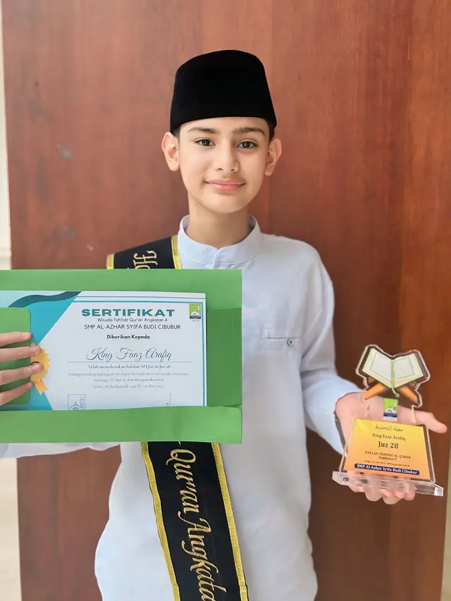 6 Potret King Faaz Wisuda Juz 28 Jelang Idul Adha, Fairuz dan Sonny Septian Bangga