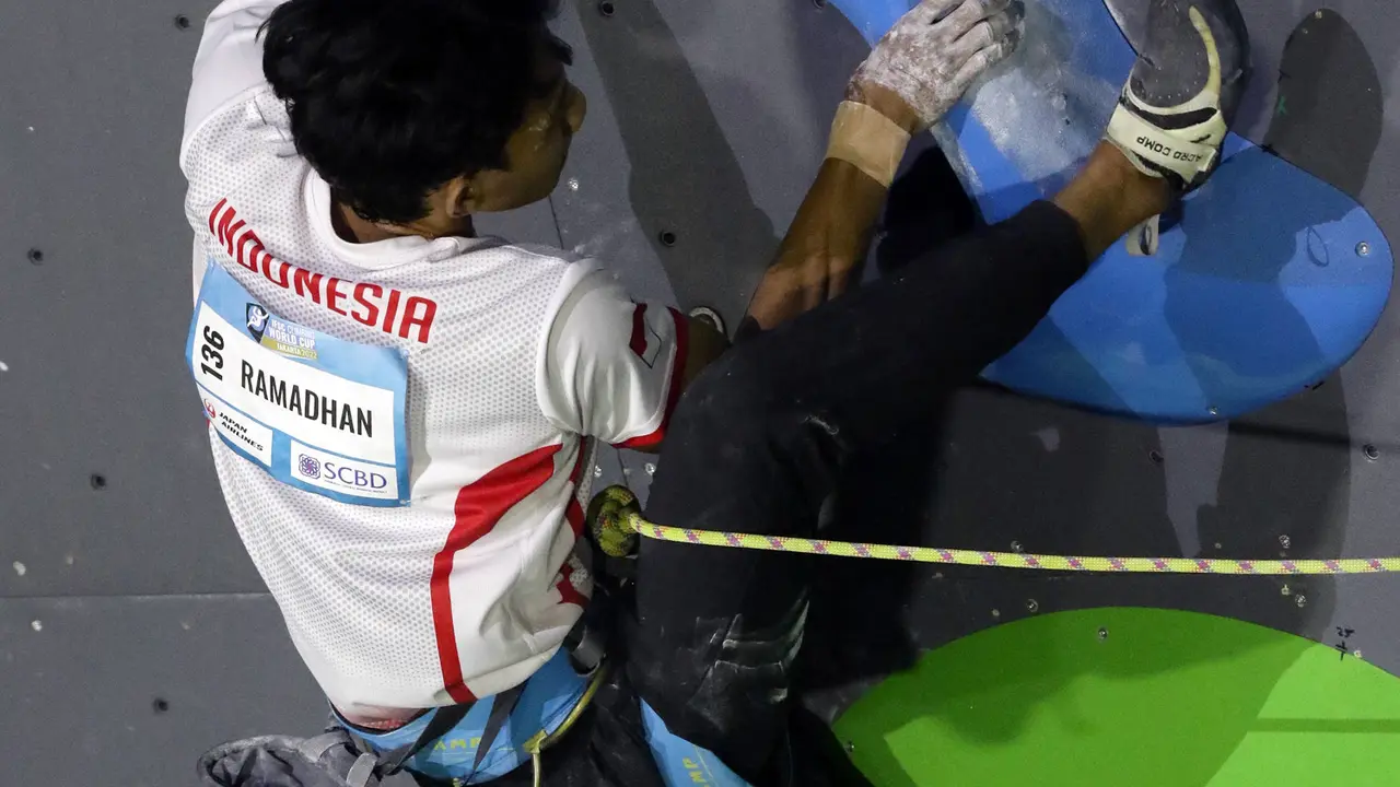 Aksi Finalis Lead Putra Kejuaraan Dunia Panjat Tebing 2022 seri Jakarta