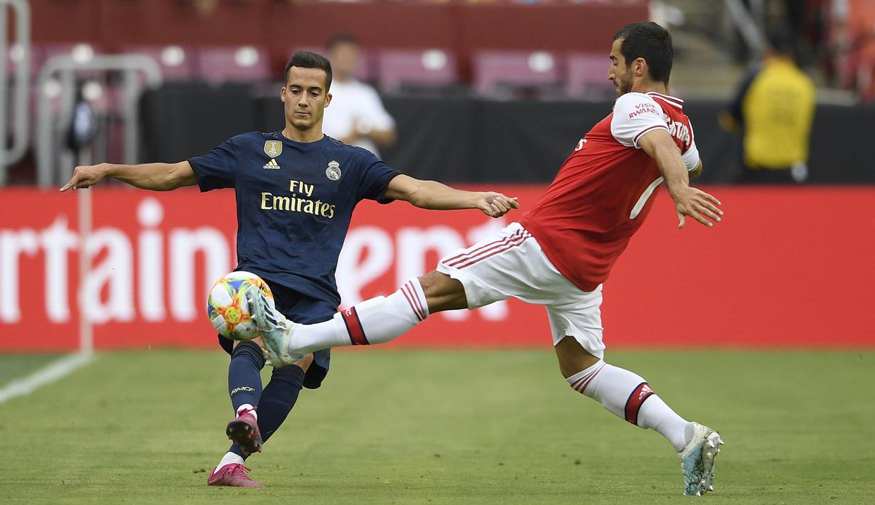 Penyerang Real Madrid, Lucas Vazquez berusaha melewati gelandang Arsenal, Henrikh Mkhitaryan selama pertandingan International Champions Cup (ICC) 2019 di FedExField, Landover, Maryland (24/7/2019). Madrid menang adu penalti atas Arsenal 3-2 (2-2). (AP Photo/Nick Wass)