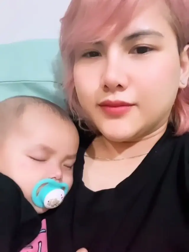 Evelyn Nada Anjani mengasuh anak (Instagram.com/evelinnadaanjani/)