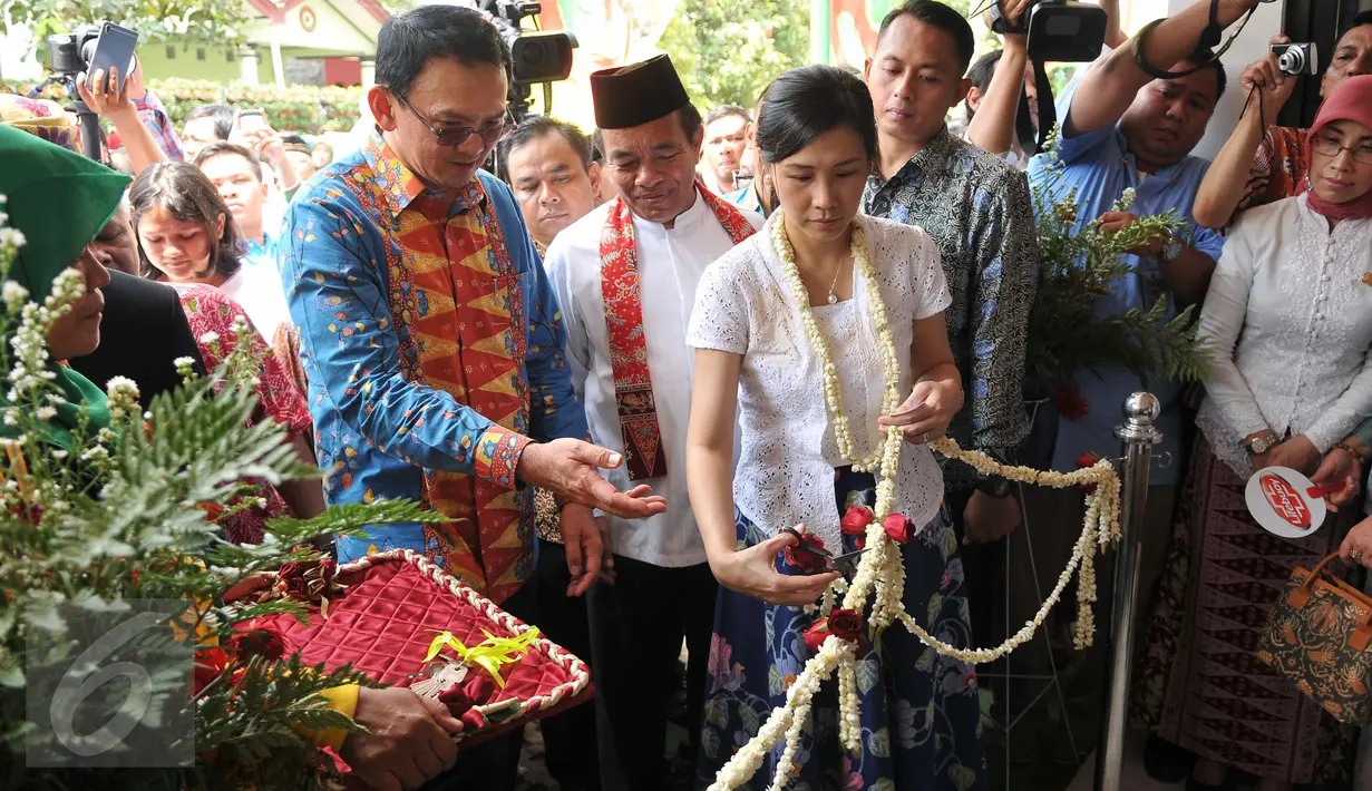 Gubernur DKI Jakarta, Basuki Tjahaja Purnama didampingi istri, Veronica Tan menggunting pita saat meresmikan Ruang Publik Terpadu Ramah Anak (RPTRA) Cililitan yang berlokasi di Jalan Buluh, Jakarta, Kamis (22/10/2015). (Liputan6.com/Gempur M Surya)