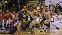 Pebasket Garuda Bandung, Sigit Nurman, mengejar bola saat melawan CLS Knights pada laga IBL Regular Season 2017 di C-tra Arena Bandung, Jawa Barat, Minggu (26/2/2017). Garuda kalah 54-57 atas CLS. (Bola.com/Vitalis Yogi Trisna)
