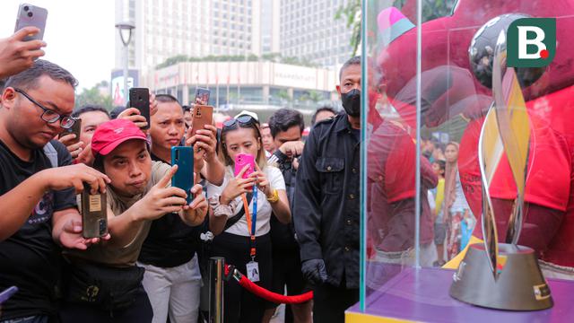Foto: Antusiasme Warga saat Melihat Trofi Piala Dunia U-17 di Hari Bebas Kendaraan Bermotor