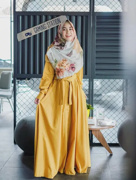 Simple tapi menawan, cukup padukan gamis warna mustard polos dengan hijab bermotif seperti potret Anisa Rahma ini. (Instagram/anisarahma_12).