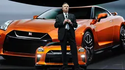 Wakil presiden eksekutif pemasaran global Nissan, Daniele Schillaci saat memperkenalkan Nissan GT-R 2017  dalam New York International Auto Show 2016 di Manhattan, New York, Rabu (23/3). (Bryan Thomas/GETTY IMAGESNORTH AMERICA/AFP)
