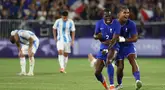 Bek Prancis U-23, Castello Lukeba (kedua kanan) dan Loic Bade merayakan kemenangan pertandingan sepak bola perempat final putra melawan Argentina U-23 dalam babak 8 besar Olimpiade Paris 2024 di Stadion Bordeaux, Bordeaux, 2 Agustus 2024. (ROMAIN PERROCHEAU/AFP)