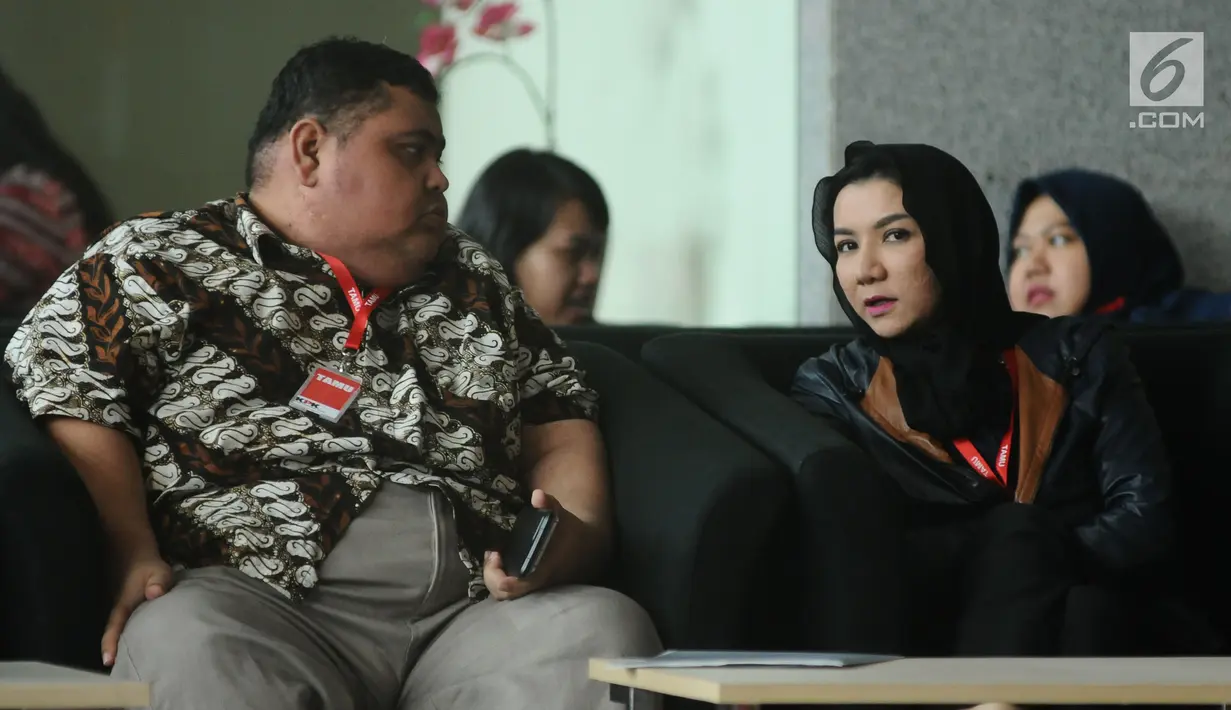 Bupati Kutai Kartanegara, Rita Widyasari (kedua kiri) saat di ruang tunggu Gedung KPK, Jakarta, Jumat (6/10). Sebelumnya, KPK resmi menetapkan Rita Widyasari sebagai tersangka dugaan suap dan penerimaan gratifikasi. (Liputan6.com/Helmi Fithriansyah)