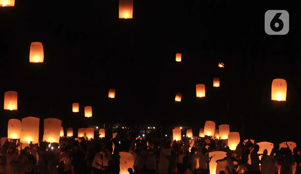 <p>Peserta menerbangkan lampion sebagai tanda puncak perayaan Tri Suci Waisak 2566 BE/2022 di Candi Borobudur, Magelang, Jawa Tegah, Senin (16/05/2022) malam. Setelah sempat ditiadakan selama pandemi, pelepasan ribuan lampion di Pelataran Candi Borobudur pada Waisak tahun ini kembali diselenggarakan. (merdeka.com/Iqbal S.Nugroho)</p>