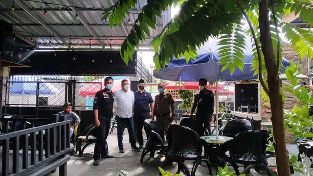Komisi A DPRD Makassar sidak kafe mewah yang berdiri di atas sempadan pantai Kota Makassar tersebut (Liputan6.com/ Eka Hakim)