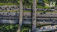 Foto udara lalu lintas kendaraan saat melintas di ruas Tol Jagorawi, Kampung Rambutan, Jakarta Timur, Selasa (20/12/2022). PT Jasa Marga (Persero) Tbk mencatat sebanyak 291.451 kendaraan meninggalkan wilayah Jakarta, Bogor, Tangerang, Bekasi (Jabotabek) pada H-7 sampai H-6 Hari Raya Natal 2022. (merdeka.com/Iqbal S. Nugroho)